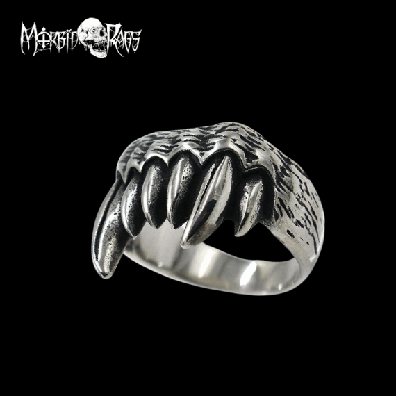 Cillian Fangs Ring