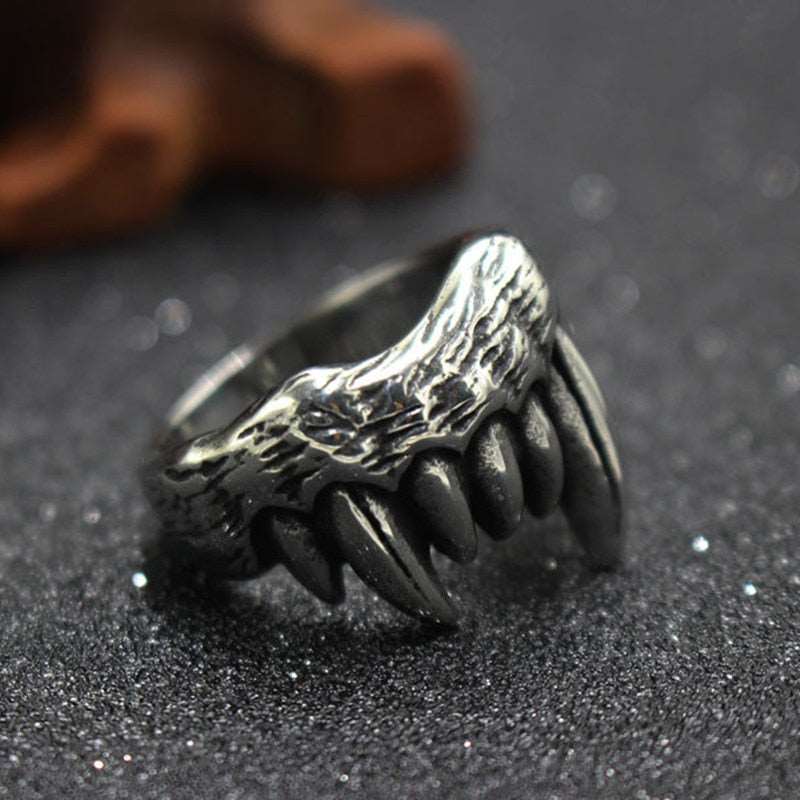 Cillian Fangs Ring