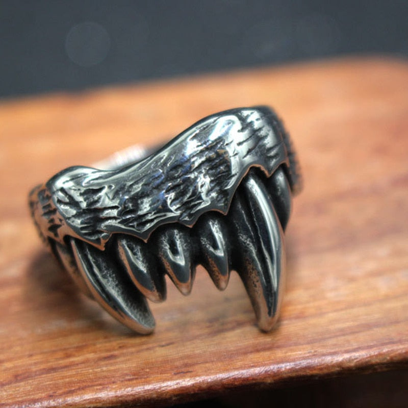 Cillian Fangs Ring