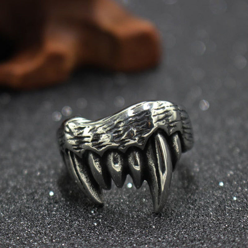 Cillian Fangs Ring